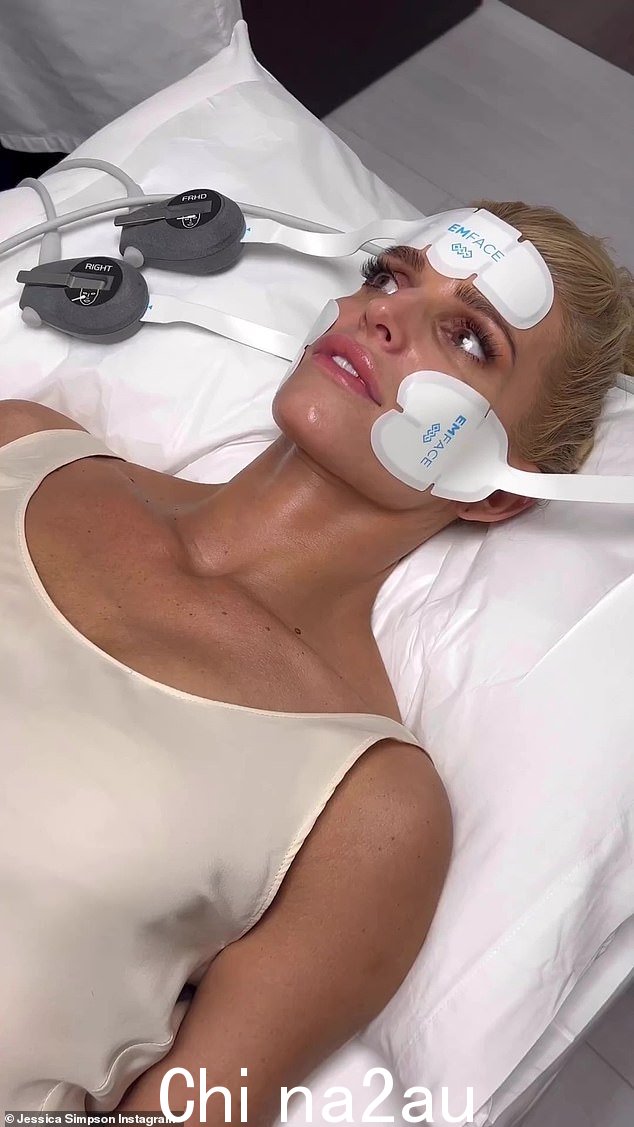她不遗余力地保持美丽:本月早些时候,有人看到她得到了礼物来自 EM Beauty