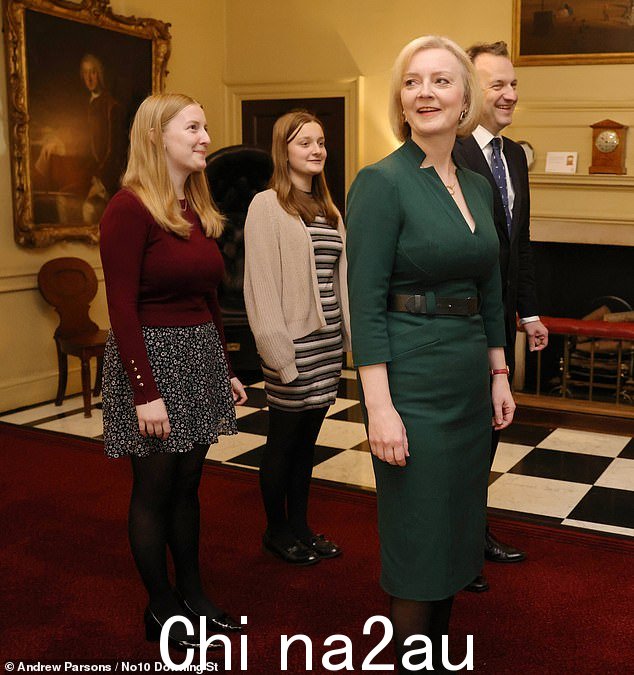 总理 Liz Truss 和她的家人在 10 号门后等待他们最后一次离开