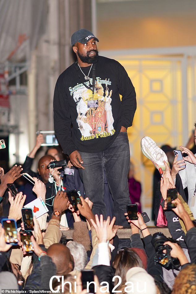 Kanye West 在巴黎时装周期间离开 YZY SZN 9 秀场时被粉丝包围。这位说唱歌手穿着一件背面印有 White Lives Matter 字样的教皇胡安·巴勃罗二世毛衣,他的崇拜者在寒冷中等待了几个小时才能一睹说唱艺术家的风采