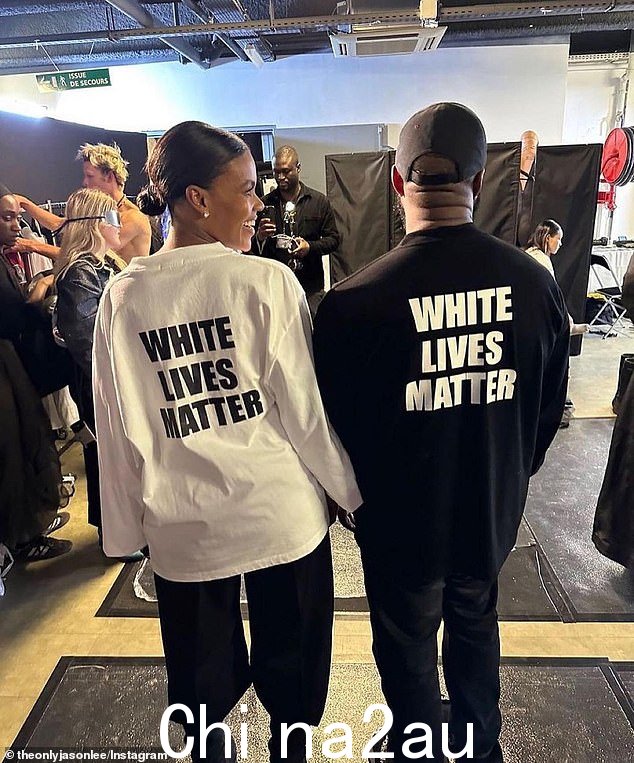 10 月 3 日,Kanye West 站在政治评论员、活动家和脱口秀主持人 Candace Owens 旁边。两人穿着相配的有争议的 White Lives Matter 衬衫
