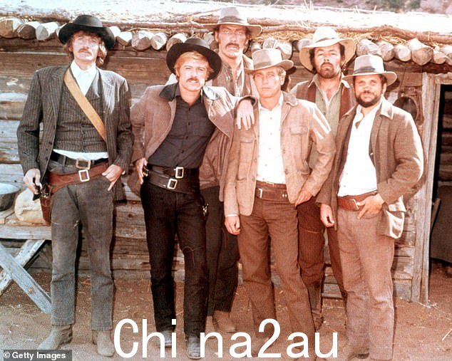 1969 年西方经典电影布奇·卡西迪和圣丹斯小子的明星们合影留念。左起:美国演员蒂莫西·斯科特、美国演员罗伯特·雷德福、美国演员泰德·卡西迪 (1932-1979)、美国演员保罗纽曼 (1925-2008),美国演员,戴夫·邓拉普和查尔斯·迪尔科普