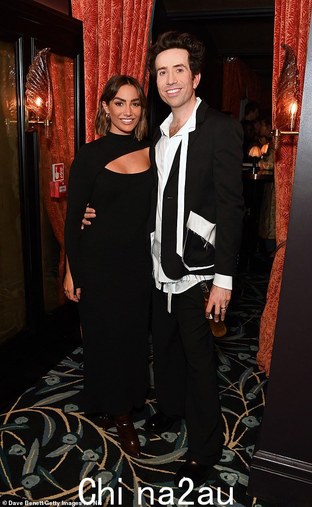 Chic: Frankie Bridge 选择了一件带有镂空胸部细节的黑色 midaxi 连衣裙