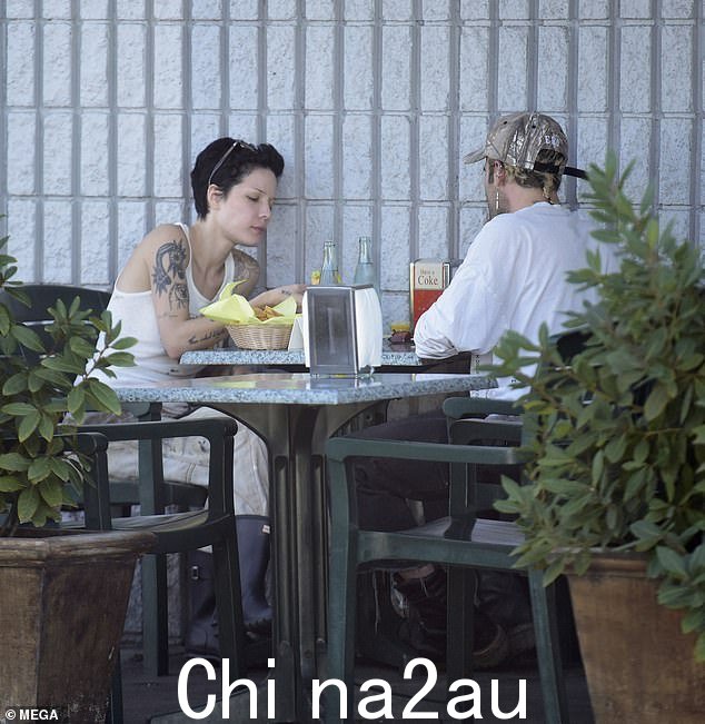 她和她的搭档在秋天享受户外午餐时聊天