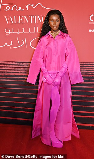 Pose: 她的衣服一直保持粉色主题