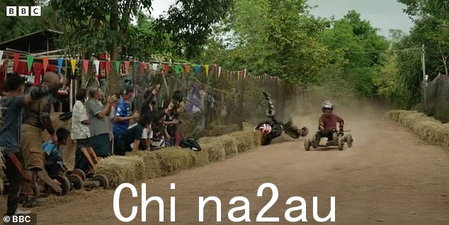 Tradition: 泰国北部的山地部落人民参加有道德的苗族人的下坡木制手推车比赛,以庆祝他们的传统并促进该地区的旅游业