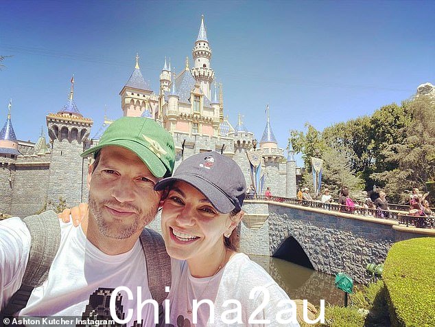 可爱的情侣:阿什顿和妻子米拉库妮丝于 9 月在加利福尼亚州阿纳海姆的迪斯尼乐园旅行期间出现在 Instagram 上