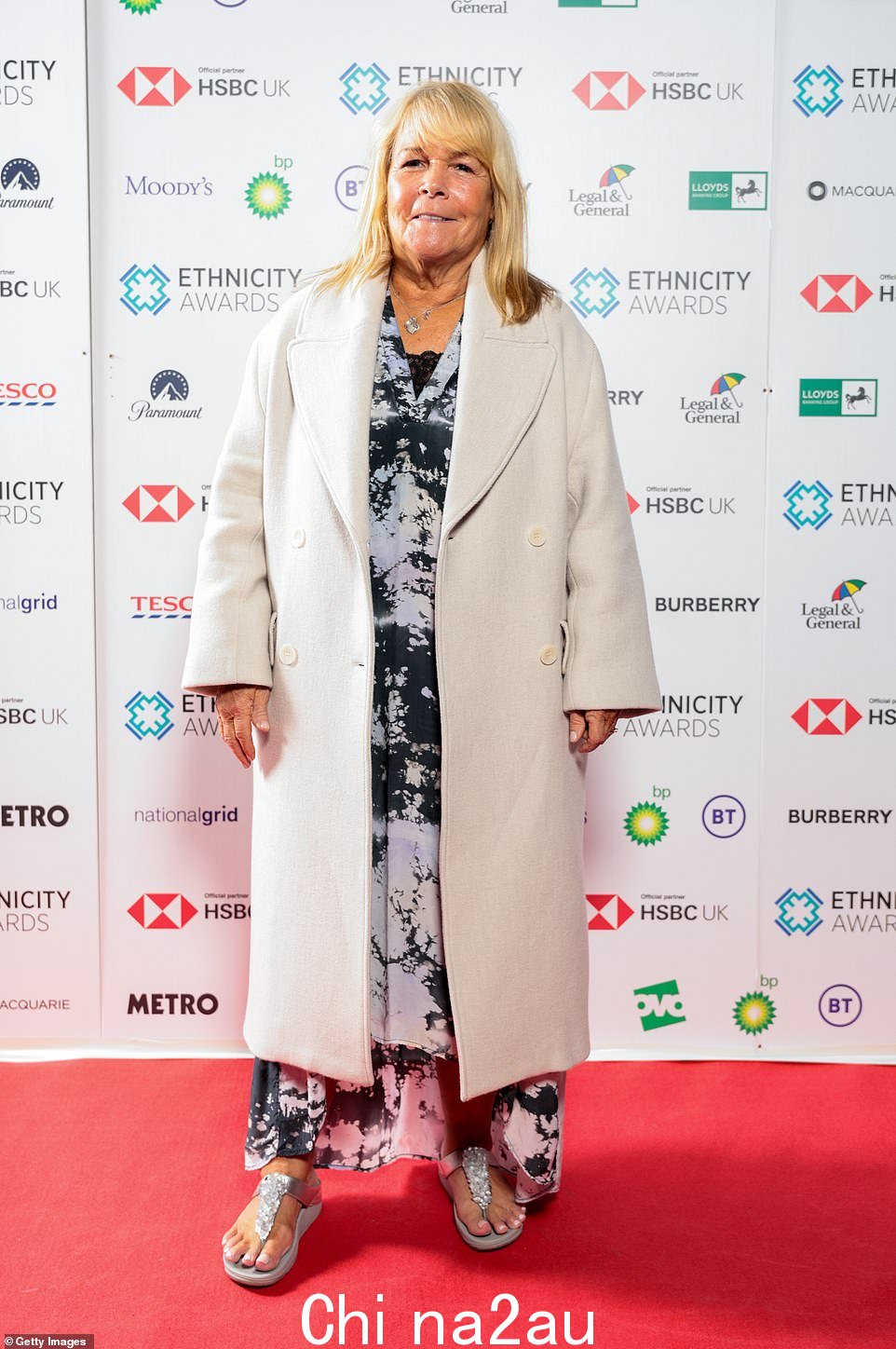 Night out: Loose Women's Linda Robson 也走上了当晚的红地毯,身穿有图案的飘逸连衣裙