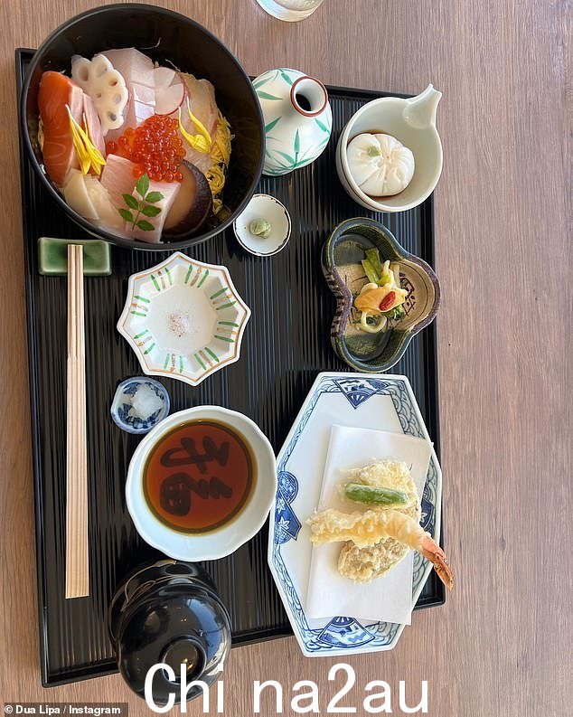 Foodie: 这位明星还分享了一张她在该地区品尝当地美食时的传统日本料理照片