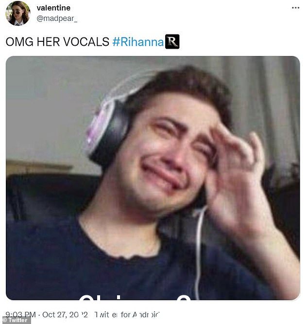 'OMG HER VOCALS #Rihanna,' 阅读了一条推文,其中包括有人戴着耳机流泪的图像