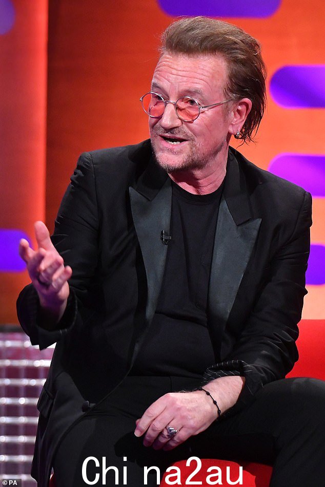 Candid: Bono 承认他与已故父亲 Brendan Hewson 有“好斗的关系”,当时他出现在周五的 The Graham Norton Show