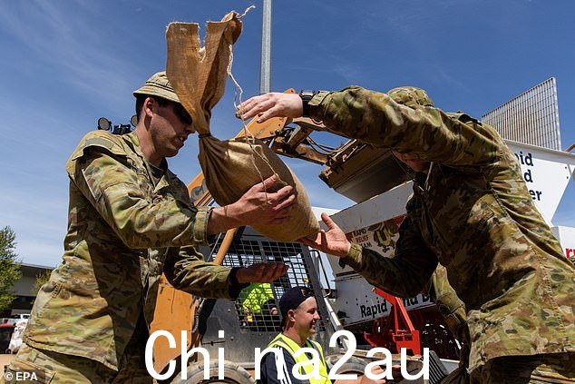 已在新南威尔士州的洪水灾区分发了多达 30,000 个沙袋,在维多利亚州分发了更多(如图,ADF 人员在维多利亚州的 Shepparton)