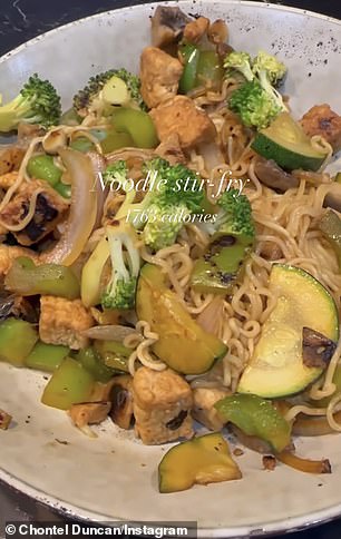 午餐是一碗美味的面条,用无肉的 Quorn 块和蔬菜炒