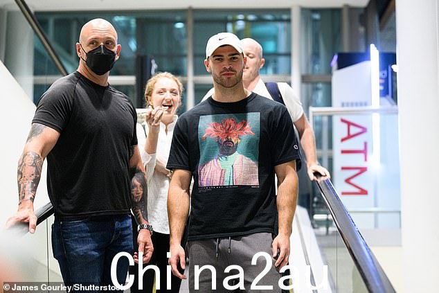 Mobbed:他在通过终端时被一名保安人员和压力所包围