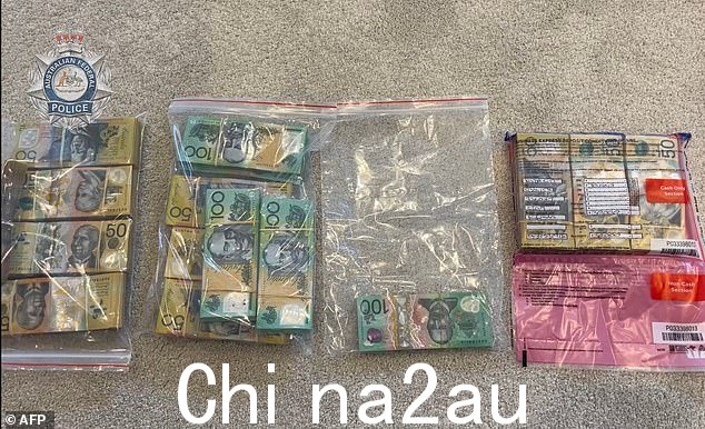 $160,000 现金(如图)据称从黄金海岸 Helensvale 的一所住宅中被没收