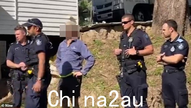 警察(与男性邻居合影)在围栏被砍倒的那天被叫到物业两次