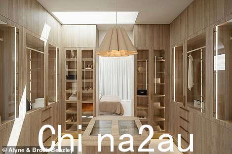 主卧室有一个私人阳台,令人羡慕的带珠宝柜的步入式更衣室、玻璃门橱柜和天窗以及奢华的套间