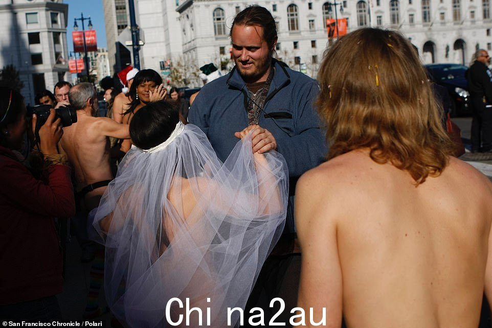 DePape 是图片在 2013 年 12 月与 Jaymz Smith 的婚礼上与新娘 Gypsy Taub 合照
