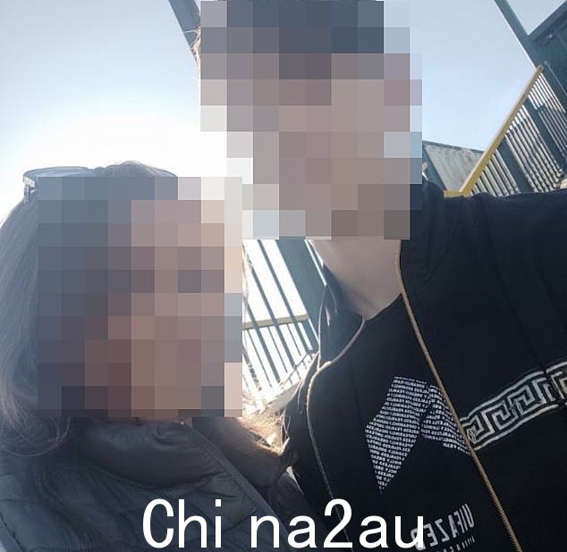 Debenham 女士说她的独白citor 将苏塞克斯警方的行动描述为“令人发指的过激行为”。乌克兰家庭与 Debenham 女士同居仅三周,指控被搁置(图为乌克兰难民和她的儿子。由于法律原因无法确认她的身份)