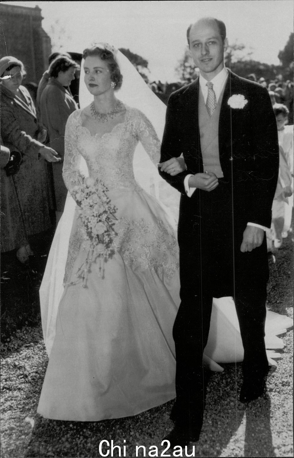 Anne Coke 和 Colin Tennant 先生在诺福克霍尔克姆的 St Withburga 教堂举行的婚礼