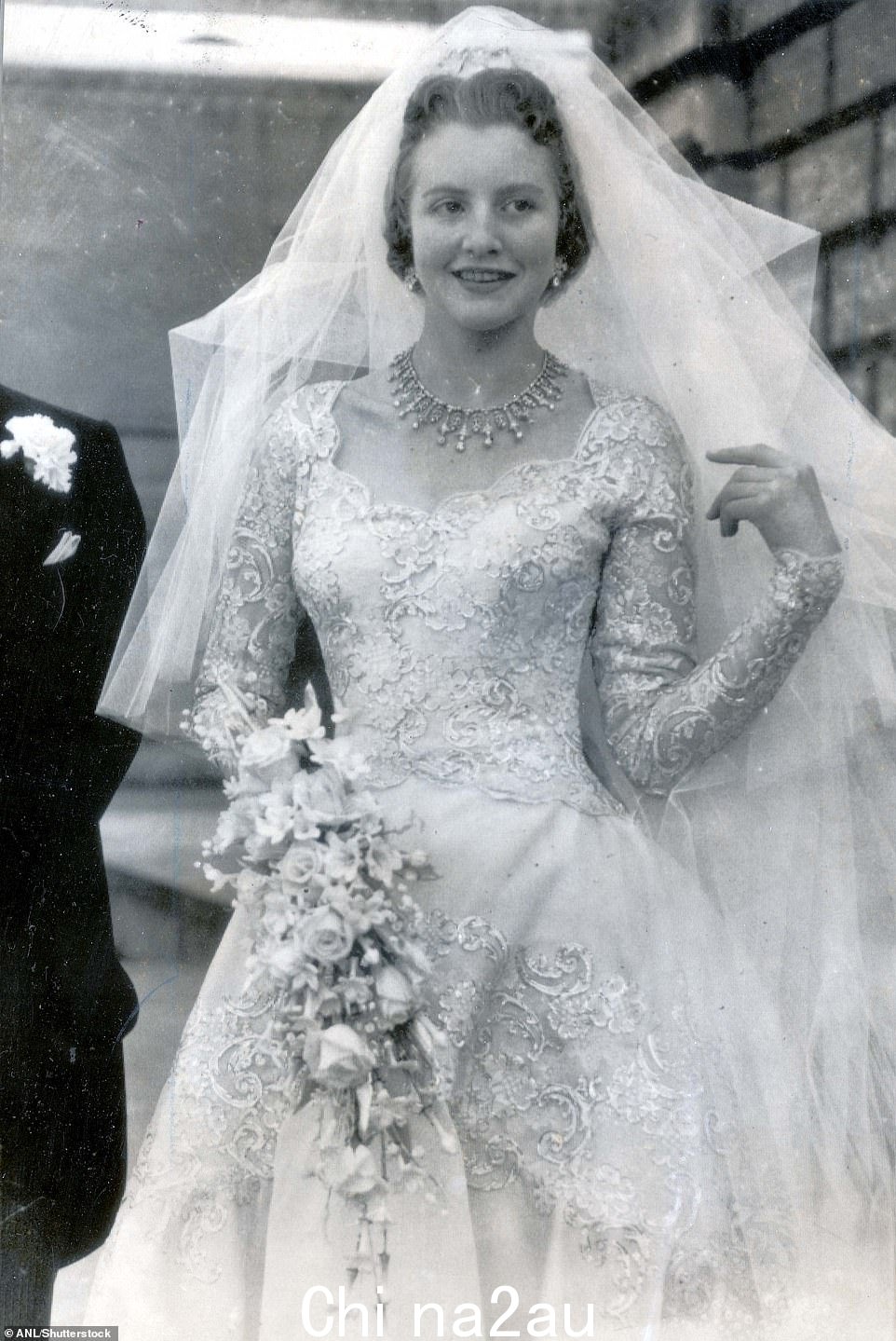 1956 年,23 岁的安妮夫人穿着婚纱,嫁给了科林·坦南特
