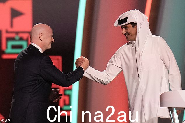 卡塔尔埃米尔(右图与国际足联主席詹尼·因凡蒂诺握手)对今年足球世界杯的筹备工作进行了“前所未有的运动”批评,称没有其他东道国面临过同样的情况审查级别” class=