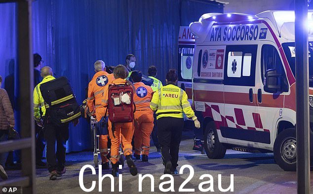 米兰袭击现场,医务人员将一名伤者送上救护车