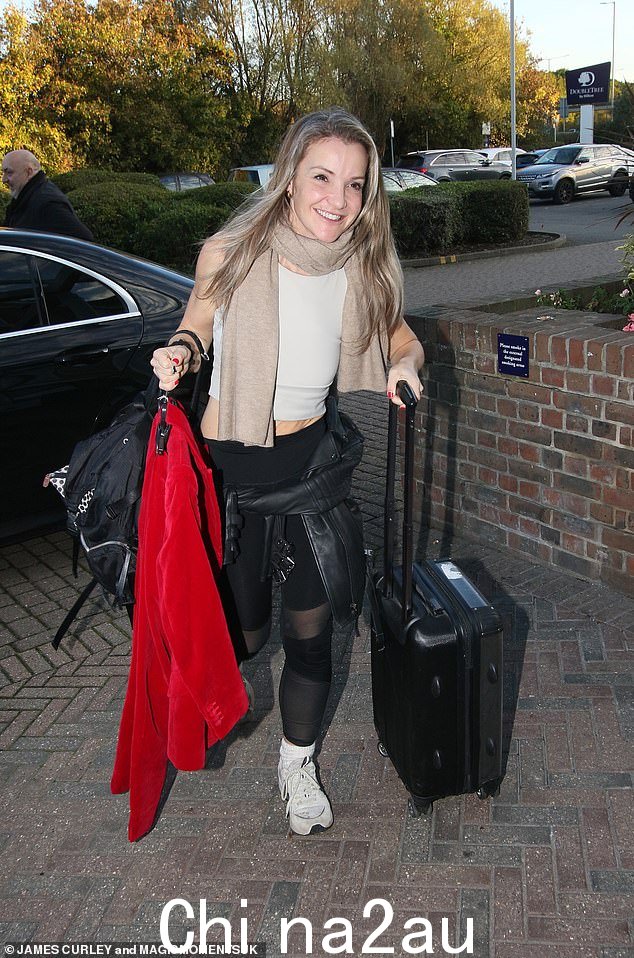 Beauty: 39 岁的 Countryfile 明星海伦·斯凯尔顿 (Helen Skelton) 也参加了彩排,她穿着白色上衣、奶油色围巾和黑色紧身裤,穿着休闲装