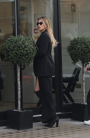 Out and about: 她选择了容光焕发的妆容来炫耀她的美丽容貌