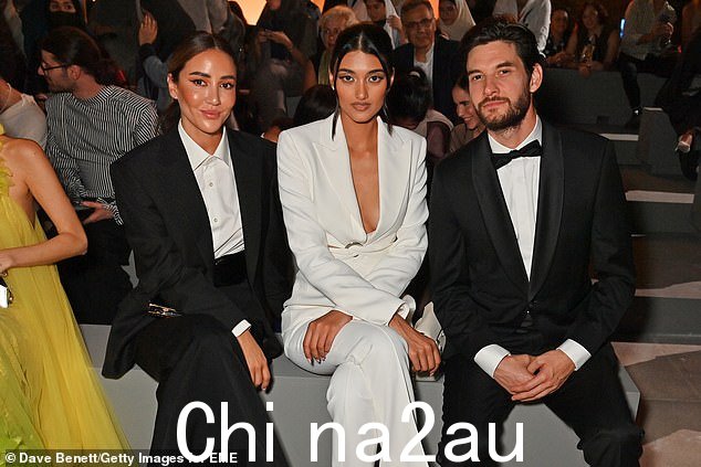 Pals:(从左到右)Tamara Kalinic、Neelam Gill 和 Ben Barnes 参加了一起活动并合影留念