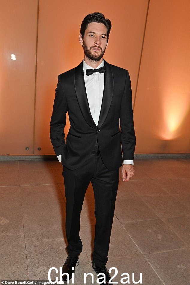 Dapper: Ben Barnes 身穿黑色西装、白衬衫、领结和闪亮的鞋子,身材高挑