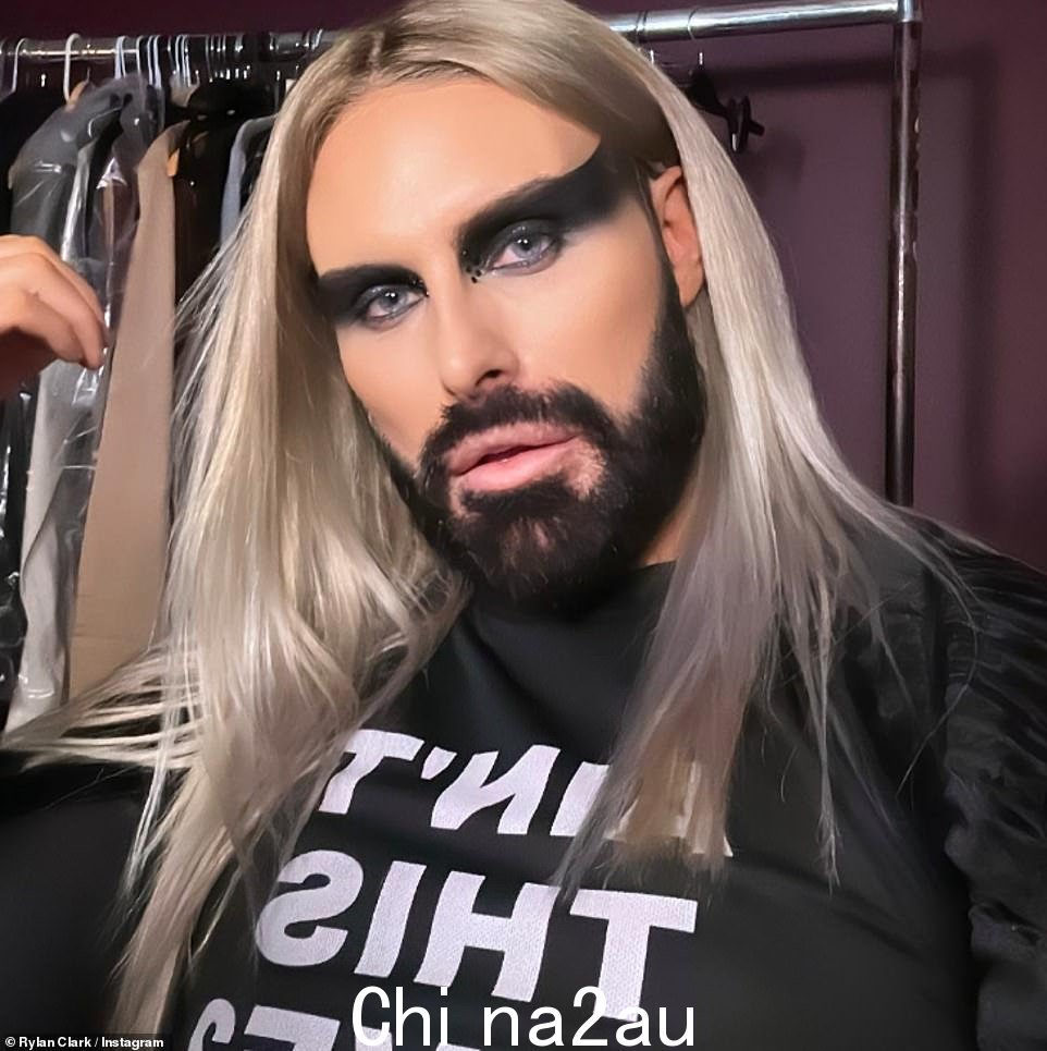 Pose: Elsewhere Rylan Clark,34 岁,在留着胡须时引导了一个性感的角色,并选择了金色假发来庆祝装扮活动