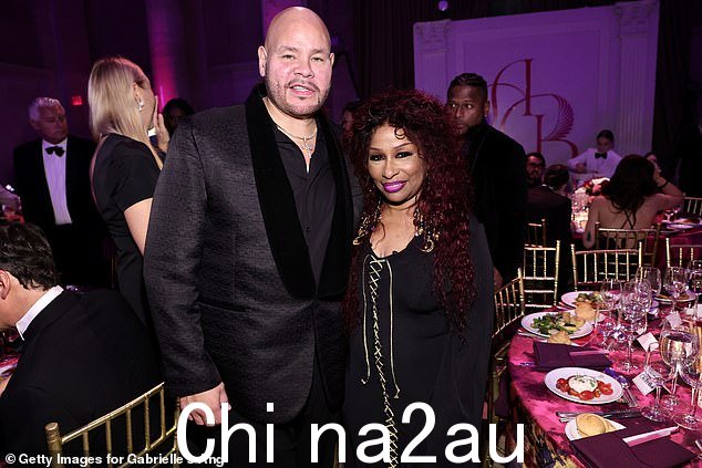 她喜欢一些说唱歌手!Chaka 在 2022 年周一的天使舞会上与纽约作词人 Fat Joe 合影