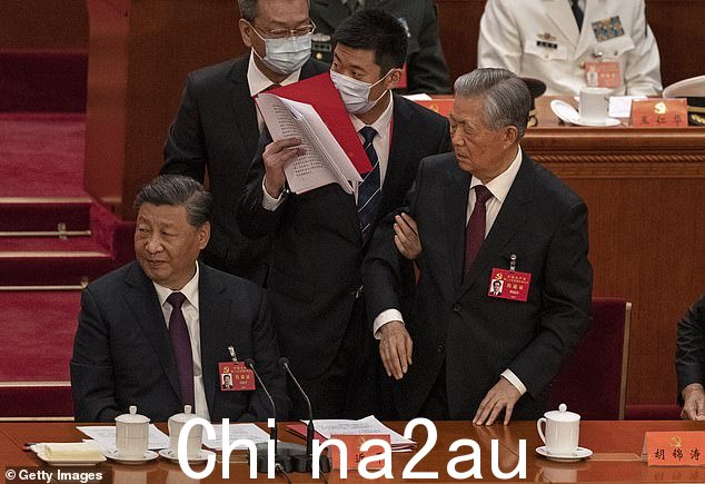 在同一次集会上,习近平加强了对权力的控制,获得了史无前例的第三个任期。这使他成为自毛泽东以来中国最有权势的领导人。图:习主席看着前国家主席胡锦涛(中)讲话10 月 22 日,在陪同他离开中共二十大闭幕会时向他致意