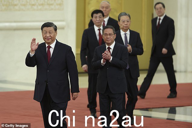 上周末,上海市委书记李强(左二)因“零新冠”狂热而获得奖励。在北京的一次党代会上,他被党的领导人习近平(左)提拔为他的二把手