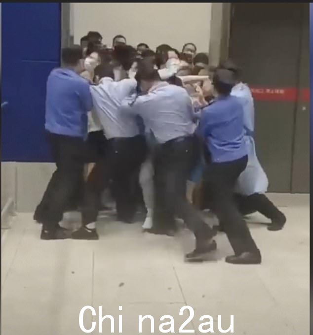 No escape: 守卫锁定宜家购物者