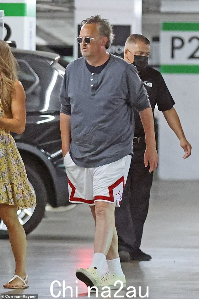 DailyMail.com 上周在洛杉矶拍摄了马修·佩里 (Matthew Perry) 外出度过一个轻松的下午的照片。这是因为这位臭名昭著的私人演员透露他几乎死于酒精和毒瘾