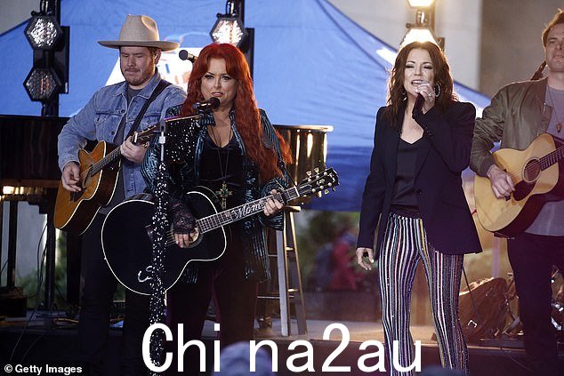 Moving forward: 即使在 Naomi Judd 于 4 月 30 日去世之后,Wynonna Judd 仍继续进行最终巡回赛,从 9 月 30 日开始,原计划是她和她母亲的最后一次团聚;几位乡村艺术家为她母亲与 Wynonna 一起唱歌,其中包括 10 月 24 日在纽约举行的这场演出