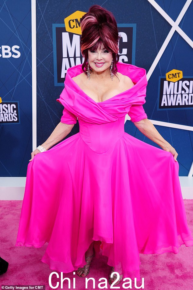 传奇:Naomi Judd 于 4 月 30 日因长期的心理健康问题而自杀身亡,享年 76 岁;她去世前一天,她和她的女儿将入选乡村音乐名人堂;她的照片4 月 11 日