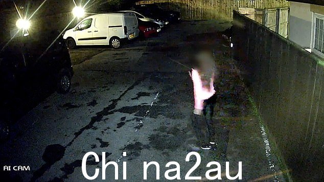 一群人在闭路电视录像中被抓到就餐和冲撞 - 离开一家家庭经营的酒吧拼命追逐丢失的 270 英镑付款