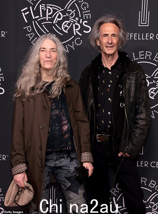 Smith 和 Lenny Kaye(右)一起写了这首歌,此后多次为这个词的使用辩护