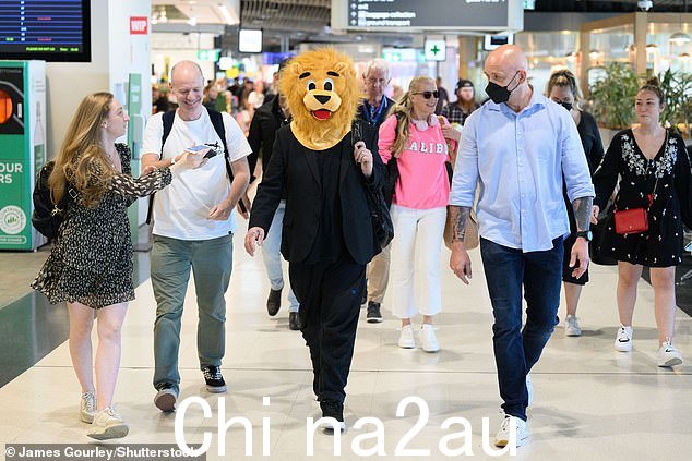 呸!当被问及他是否会吃任何令人毛骨悚然的爬行动物时,这位素食明星说:“我已经告诉过你,我是狮子女王。我爱所有的生物'