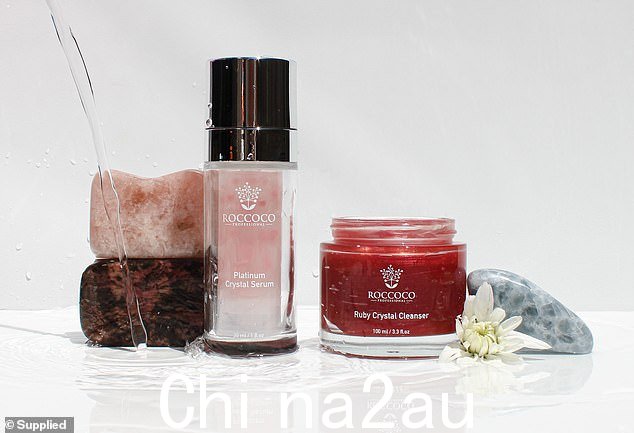 Jacine 开发了她屡获殊荣的护肤系列 Roccoco Botanicals,去年仅通过口碑就吸引了 420 万美元