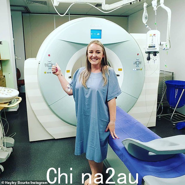 Hayley 告诉 FEMAIL,她一生中只被烧过两次,而且在阳光下总是涂防晒霜。直到今天,医生仍无法确定侵袭性黑色素瘤的确切原因。 class=