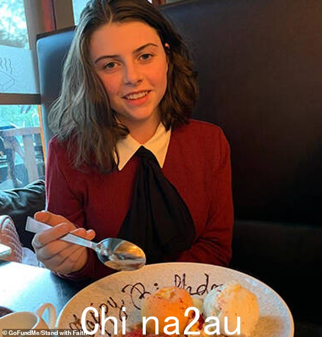 塔斯马尼亚女学生(如图)正在与她的生命作斗争,以克服对 Covid 疫苗接种的毁灭性反应
