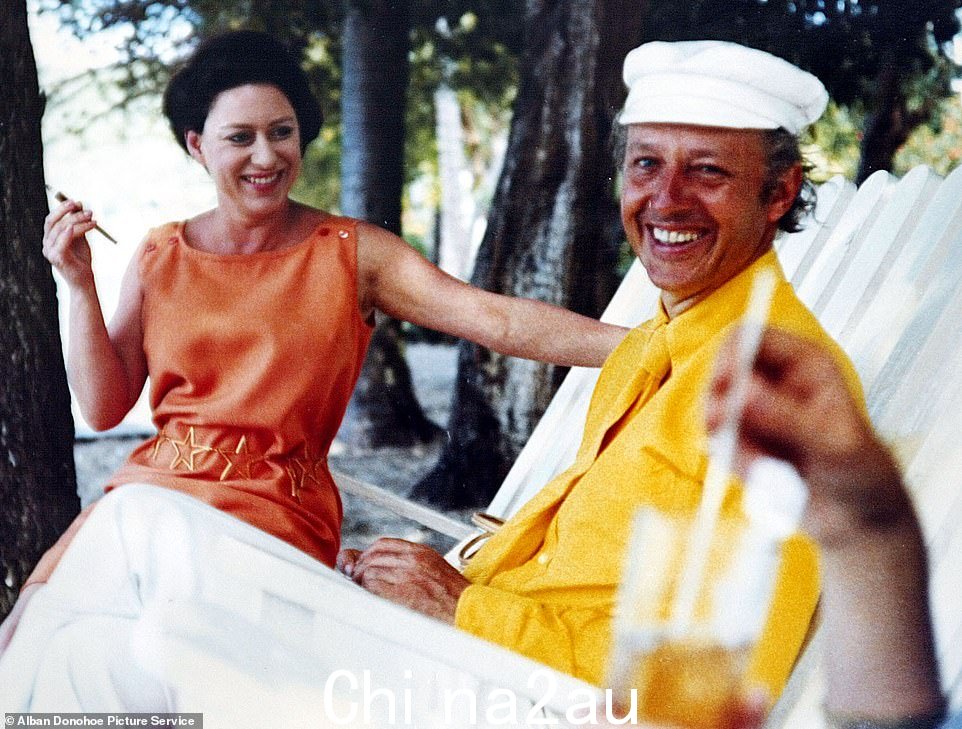 1956年4月我们结婚的时候,我认识他不到一年,对性一窍不通。如果我希望科林能温柔善良地帮助我了解性,我错了。图为:玛格丽特公主和格伦康纳勋爵在马提尼克岛为周末杂志