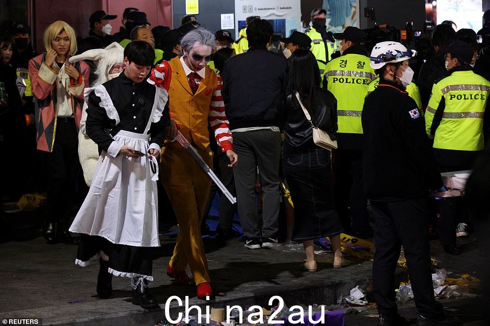 在首尔暗恋造成至少 146 人死亡后,身着万圣节服装的狂欢者离开现场