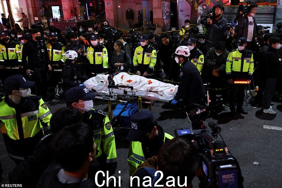 紧急工作人员移除在一次致命的暗恋后,首尔街头的一具尸体被确认已杀死至少 146 人