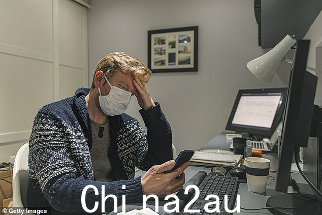 《星期日邮报》透露,议会正在为每天支付高达 550 英镑的在家工作工作做广告。一个在家工作的人的股票图像