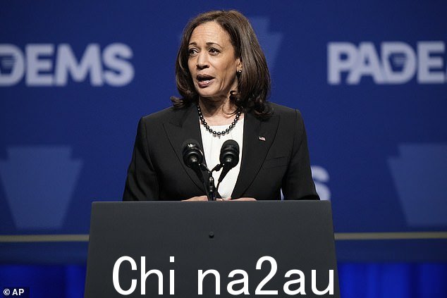 拜登和他的副总统卡马拉哈里斯一起参加了上周一场灾难性的辩论后,两人试图为参议院有希望的约翰费特曼争取支持