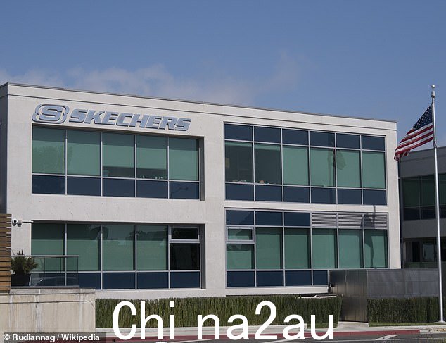 他在突然出现后也被护送出了 Sketchers 总部(如图)
